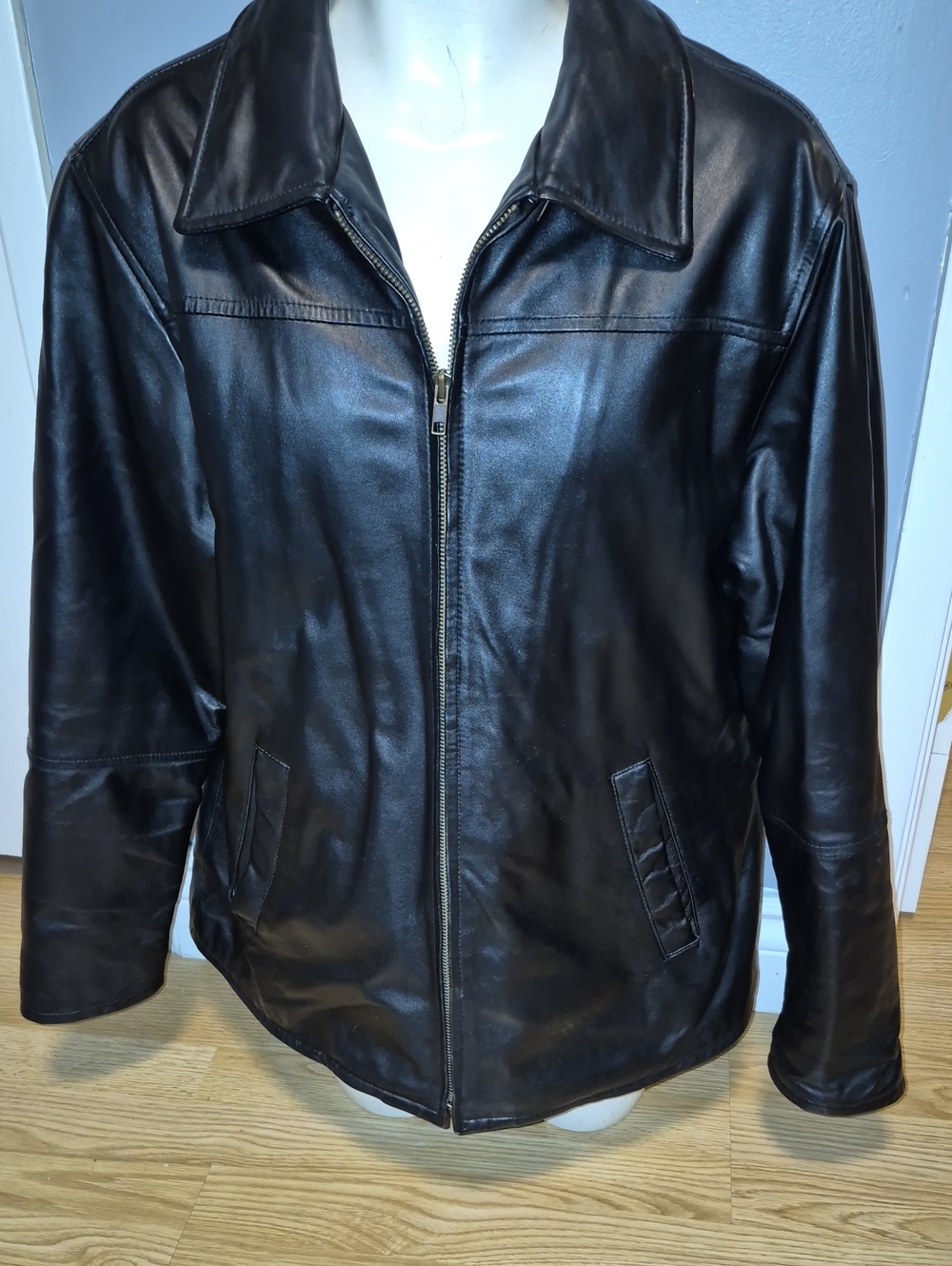 Classic Women's All Climate Wear NIRTH END Black Leather Zip Jacket..size M